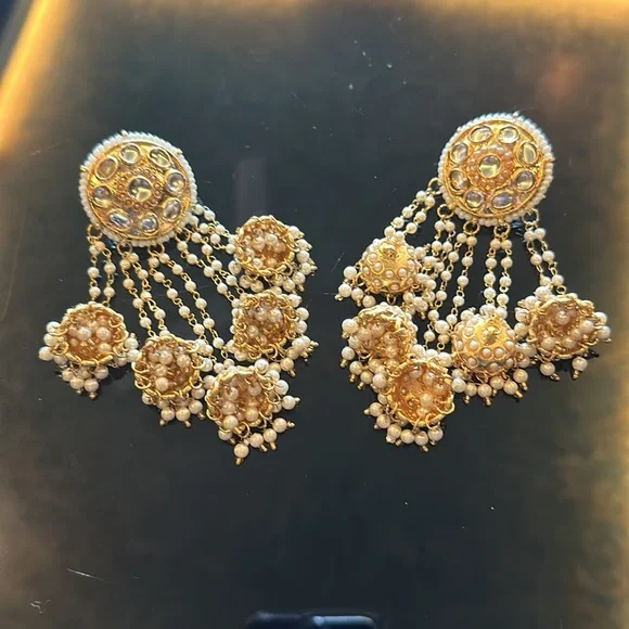 NWT Long,pretty, intricate ‘Jhumka’ earrings with 4 ‘Jhumpa’s’ and faux pearls! - Picture 3 of 9